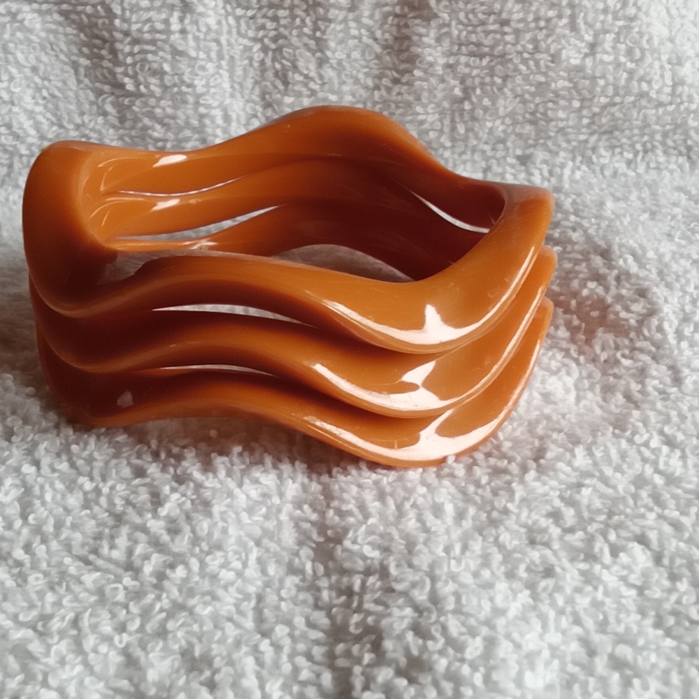 VINTAGE Wavy Orange Bangle Bracelet ,thermoset ,lucite